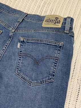Levi's Women's SilverTab High Waisted Mom Tapered Leg Size 29x27”